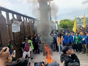 Demo Mahasiswa di Samarinda Bubar Usai Ketua DPRD Kaltim Tandatangani Petisi