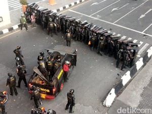 Demo Mahasiswa Makassar di DPRD Sulsel Ricuh, Polisi Tembakkan Gas Air Mata