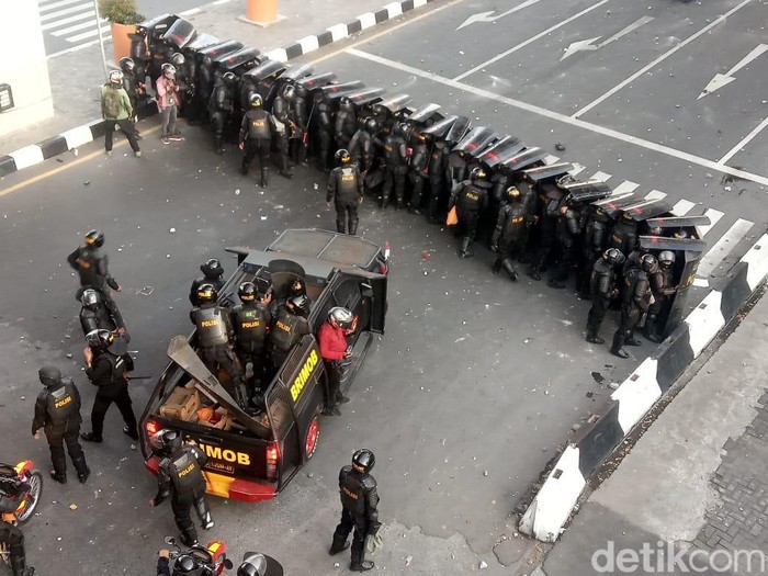 Demo ricuh di Makassar.