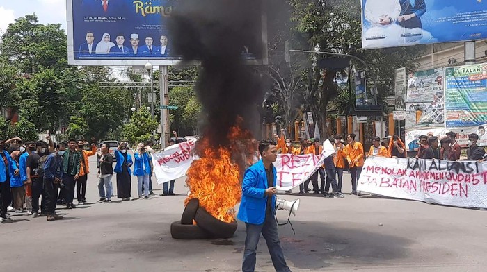 Aksi bakar ban oleh mahasiswa di Jambi saat tolak perpanjangan jabatan Jokowi dan penundaan pemilu