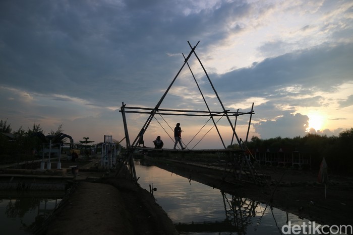 Destinasi wisata Pantai Kertomulyo, Trangkil, Minggu (10/4/2022).