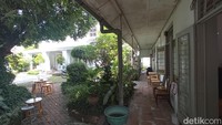 Kedai kopi ini berada satu halaman dengan rumah Belanda yang berada di sana. (Bonauli/detikcom)