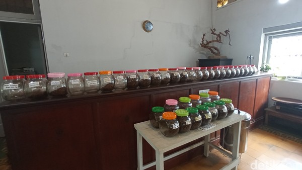 Tak seperti kedai kopi kekinian, Dharma Boutique Roastery fokus menjual biji kopi. (Bonauli/detikcom) Tak seperti kedai kopi kekinian, Dharma Boutique Roastery fokus menjual biji kopi. (Bonauli/detikcom)