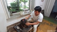 Proses penggilingan kopi dari green beans pun bisa dilihat langsung. (Bonauli/detikcom)