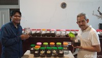 Inilah Safar (kiri) pegawai dan Basuki (kanan) pemilik dari Dharma Bourique Roastery. (Bonauli/detikcom)
