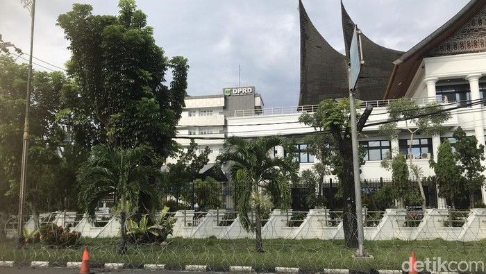 Kawat berduri di sekitar gedung DPRD Sumbar.