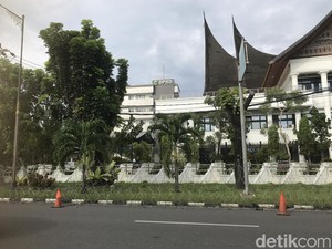 Jelang Demo 11 April, Gedung DPRD Sumbar Dilapisi Kawat Berduri