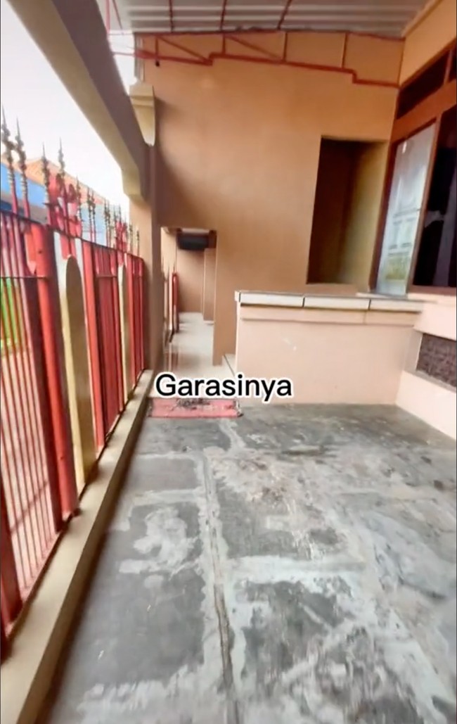 Pada bagian samping rumah terdapat garasi yang cukup untuk menyimpan satu mobil. Seperti yang terlihat, rumah unik itu tampak didominasi oleh warna coklat keoranyean. Foto: TikTok/@shella_dr