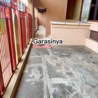 Pada bagian samping rumah terdapat garasi yang cukup untuk menyimpan satu mobil. Seperti yang terlihat, rumah unik itu tampak didominasi oleh warna coklat keoranyean. Foto: TikTok/@shella_dr