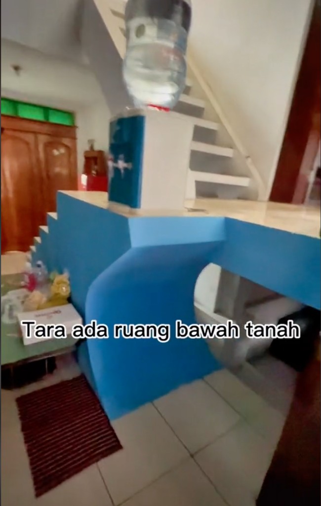 Rumah yang satu ini juga memiliki ruangan bawah tanah. Ruangan bawah tanahnya ini juga tampak sering digunakan. Terlihat dari peralatan yang tersedia di dalam ruangan serta ruangan pun terlihat cukup bersih. Foto: TikTok/@shella_dr