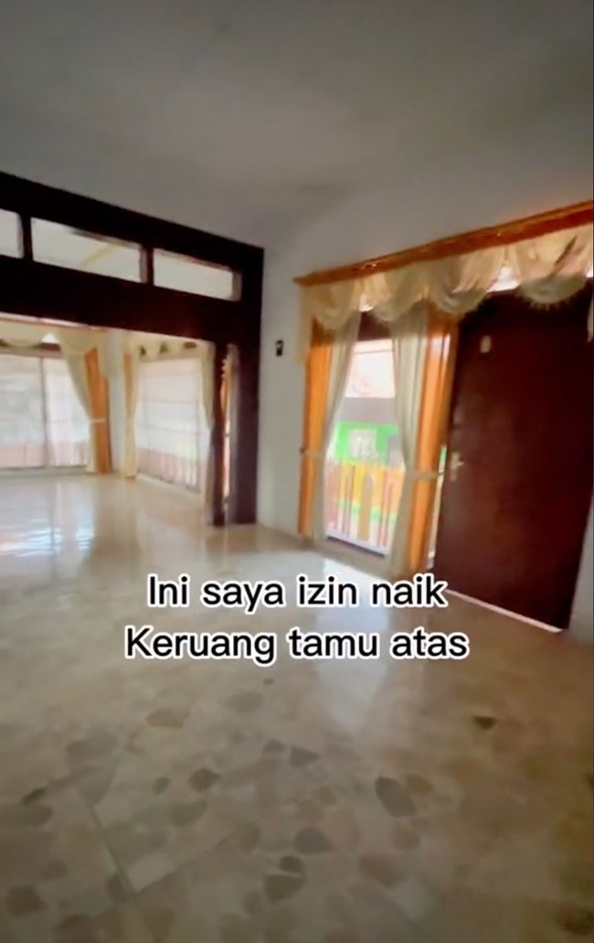 Sedangkan di bagian atasnya terdapat ruang tamu yang sangat luas. Ruang tamunya itu tampak kosong tanpa adanya sofa ataupun meja. Foto: TikTok/@shella_dr