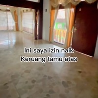 Sedangkan di bagian atasnya terdapat ruang tamu yang sangat luas. Ruang tamunya itu tampak kosong tanpa adanya sofa ataupun meja. Foto: TikTok/@shella_dr