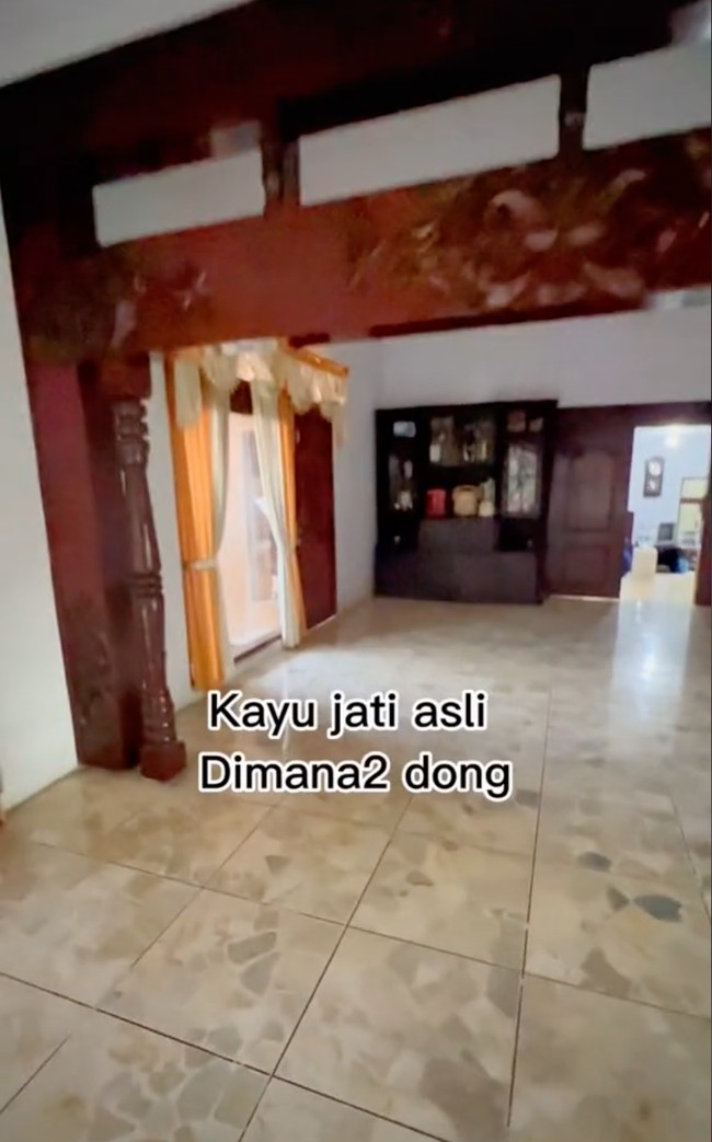 Tak hanya terlihat begitu luas, ruang tamu di dalam rumah unik tersebut juga tampak dipenuhi dengan kayu jati asli. Seperti pintu, lemari, dan beberapa peralatan rumah tampak terbuat dari kayu jati. Foto: TikTok/@shella_dr
