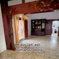 Tak hanya terlihat begitu luas, ruang tamu di dalam rumah unik tersebut juga tampak dipenuhi dengan kayu jati asli. Seperti pintu, lemari, dan beberapa peralatan rumah tampak terbuat dari kayu jati. Foto: TikTok/@shella_dr