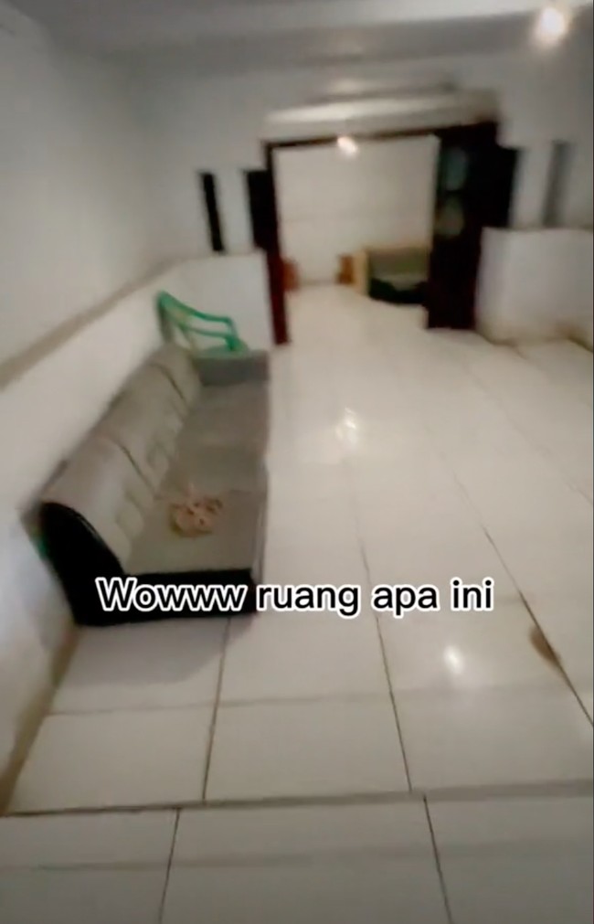Kembali ke ruang bawah tanah, di sisi lain bagian ruang bawah tanah itu juga terdapat ruangan yang cukup luas yang bisa dijadikan sebagai ruang keluarga dan juga sebuah kamar tidur. Terlihat ruangan tersebut didominasi oleh warna putih. Foto: TikTok/@shella_dr