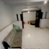 Kembali ke ruang bawah tanah, di sisi lain bagian ruang bawah tanah itu juga terdapat ruangan yang cukup luas yang bisa dijadikan sebagai ruang keluarga dan juga sebuah kamar tidur. Terlihat ruangan tersebut didominasi oleh warna putih. Foto: TikTok/@shella_dr