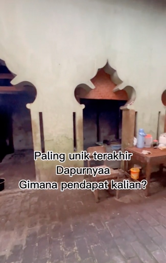 Dan yang tak kalah unik adalah desain bagian dapurnya. Beberapa netizen menyebut jika desain rumah tersebut seperti rumah-rumah kuno di zaman Belanda. Bagaimana menurtmu? Foto: TikTok/@shella_dr