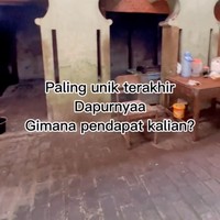 Dan yang tak kalah unik adalah desain bagian dapurnya. Beberapa netizen menyebut jika desain rumah tersebut seperti rumah-rumah kuno di zaman Belanda. Bagaimana menurtmu? Foto: TikTok/@shella_dr
