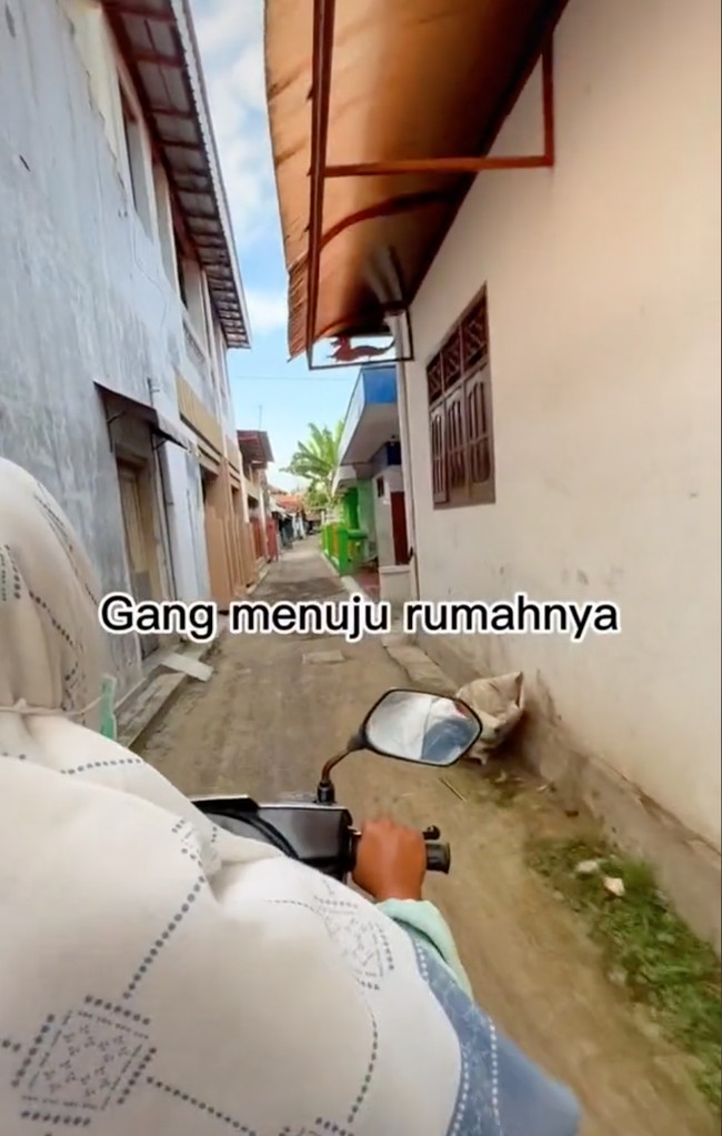 Rumah unik yang berlokasi di Sidapurna, Tegal ini belakangan tengah menjadi viral di TikTok usai dibagikan oleh akun @shella_dr. Video rumah yang terletak di dalam gang sempit itu hingga saat ini telah ditayangkan lebih dari 6,2 juta kali. Foto: TikTok/@shella_dr