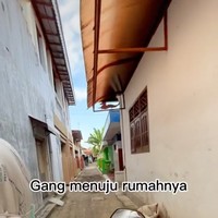 Rumah unik yang berlokasi di Sidapurna, Tegal ini belakangan tengah menjadi viral di TikTok usai dibagikan oleh akun @shella_dr. Video rumah yang terletak di dalam gang sempit itu hingga saat ini telah ditayangkan lebih dari 6,2 juta kali. Foto: TikTok/@shella_dr