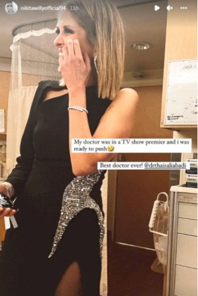 Melalui unggahan di media sosial terlihat ketika menangani persalinan Nikita Willy, Thais mengenakan gaun panjang hitam one shoulder. Gaun tersebut tampak memiliki belahan yang cukup tinggi sampai ke paha. Untuk melengkapi penampilannya, dokter Thais mengenakan gelang dan juga anting yang menjuntai panjang di salah satu telinganya. Foto: Instagram/@nikitawillyofficial94