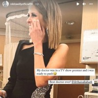 Melalui unggahan di media sosial terlihat ketika menangani persalinan Nikita Willy, Thais mengenakan gaun panjang hitam one shoulder. Gaun tersebut tampak memiliki belahan yang cukup tinggi sampai ke paha. Untuk melengkapi penampilannya, dokter Thais mengenakan gelang dan juga anting yang menjuntai panjang di salah satu telinganya. Foto: Instagram/@nikitawillyofficial94