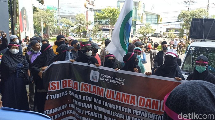 Emak-emak ikut demo di Kantor Gubernur Sulsel.