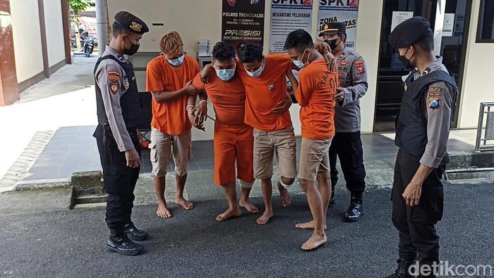 Empat pelaku penipuan dengan modus menyaru petugas BLT.
