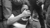 Ade juga mencoba melindungi kepala dan badan sambil tersungkur ke tanah ketika dia menerima amukan massa. Ade lantas dievakuasi ke tempat yang lebih aman. Pool/Biro Pemberitaan Parlemen/Andri Nurdriansyah 