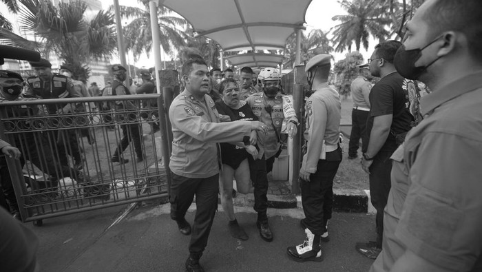 Foto wajah Ade Armando dengan kondisi babak belur beredar di media sosial. Dalam foto yang beredar, Ade Armando sudah babak belur dan celananya sudah dilucuti.