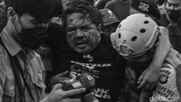 Ade Armando juga tak luput menjadi bahan perbincangan lantaran pernyataannya akan suara pemilih Kristen dan peluang Anies Baswedan memenangi Pilpres 2024. Sekjen PDIP Hasto Kristiyanto ikut menimpali pernyataan Ade Armando yang dianggap mengarah ke politik identitas. Ade pun yang tengah mengikuti demo di Gedung DPR dikeroyok oleh segerombol massa yang bukan dari kalangan mahasiswa. Waduh! (Rifkianto Nugroho/Detikcom)