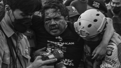 Foto-foto Ade Armando Usai Dipukuli Massa Demo DPR