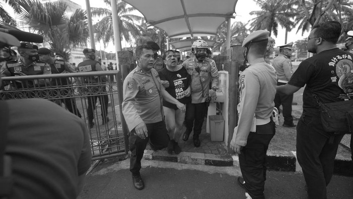 Foto-foto Ade Armando Usai Dipukuli Massa Demo DPR Foto wajah Ade Armando dengan kondisi babak belur beredar di media sosial. Dalam foto yang beredar, Ade Armando sudah babak belur dan celananya sudah dilucuti.