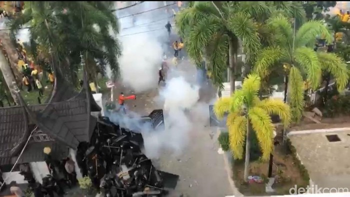 Polisi lepaskan gas air mata ke arah pendemo di Padang.