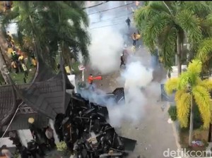 Mahasiswa di Padang Mulai Anarkis, Polisi Lepas Gas Air Mata