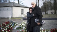 Sejumlah warga termasuk korban dan saksi hidup kamp konsentrasi Buchenwald menghadiri peringatan 77 tahun pembebasan kamp konsentrasi Nazi tersebut.