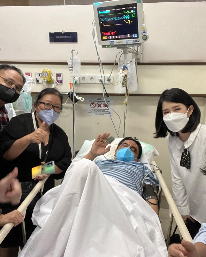 Grace Natalie dkk Saat Menjenguk Ade Armando