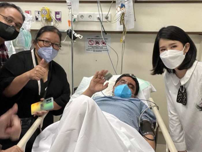 Grace Natalie dkk Saat Menjenguk Ade Armando