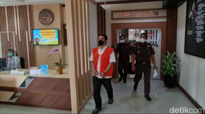 Tersangka kasus korupsi BUMD Rembang, HAP saat berada di Kejati Jateng, Senin (11/4/2022).