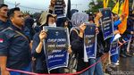 Hujan Tak Surutkan Demo Tolak Kenaikan BBM di Bandung