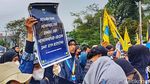 Hujan Tak Surutkan Demo Tolak Kenaikan BBM di Bandung