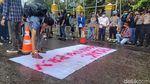 Hujan Tak Surutkan Demo Tolak Kenaikan BBM di Bandung