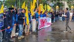 Hujan Tak Surutkan Demo Tolak Kenaikan BBM di Bandung