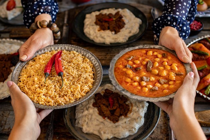 Hukum membangunkan orang makan sahur