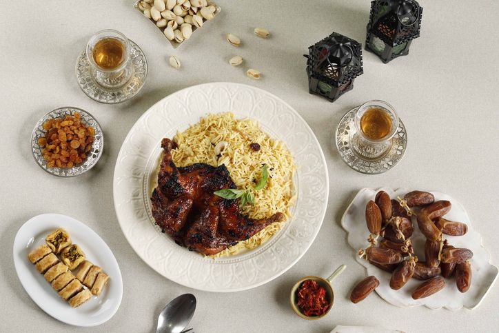 Hukum membangunkan orang makan sahur