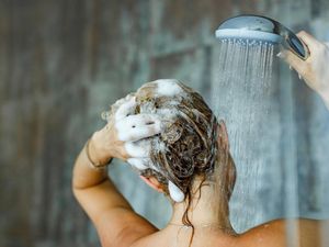 Mandi Malam Sebabkan Rematik, Fakta atau Hoax?