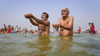Beberapa dari mereka terlihat nelakukan prosesi mandi di sungai sebaga ibagian dari perayaan kelahiran Dewa Rama.