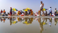 Sejumlah umat Hindu di India saat melakukan prosesi Festival Ram Navami di kawasan Hyderabad, Minggu (10/4/2022).
