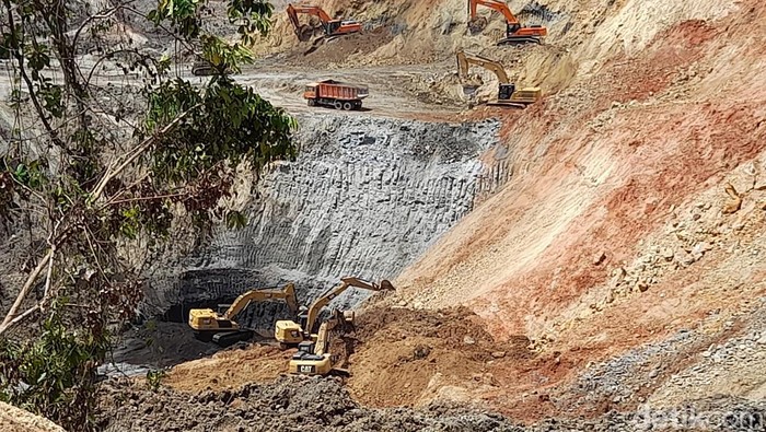 Lokasi jalan yang kini berbubah lahan tambang.