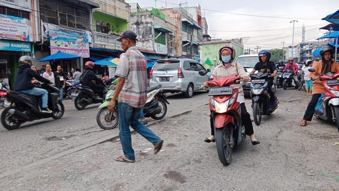 Kondisi Jalan Rusak di Depan Pasar Sukaramai Medan.